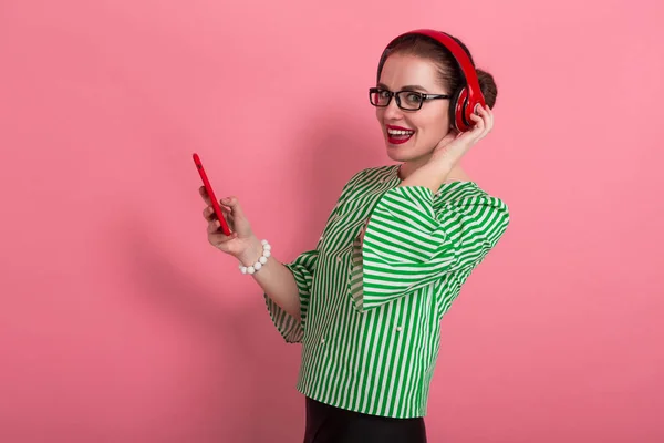 Mujer Morena Joven Atractiva Feliz Auriculares Rojos Usando Teléfono Inteligente — Foto de Stock