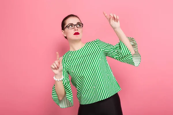 Schöne Junge Frau Mit Stylischer Brille Die Mit Ihren Fingern — Stockfoto