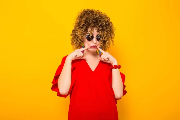 Atractiva Joven Mujer Pelo Rizado Vestido Rojo Gafas Sol Haciendo — Foto de Stock