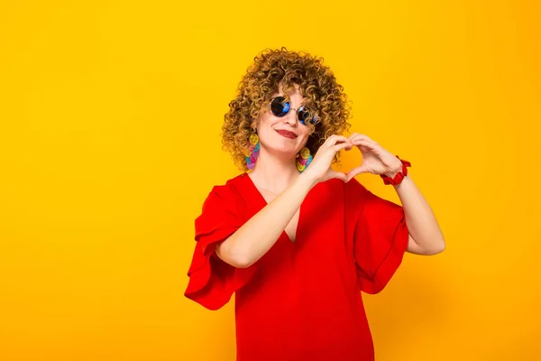 Atractiva Joven Mujer Pelo Rizado Vestido Rojo Gafas Sol Que — Foto de Stock