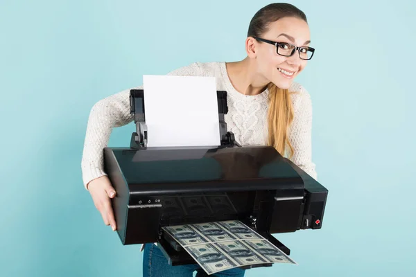 Hübsches Mädchen Mit Stylischer Brille Druckt Falschgeld Auf Modernem Drucker — Stockfoto