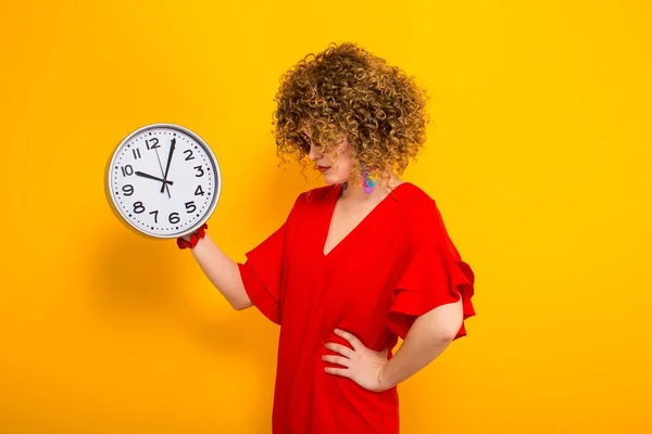 Attrayant Jeune Femme Aux Cheveux Bouclés Robe Rouge Tenant Horloge — Photo