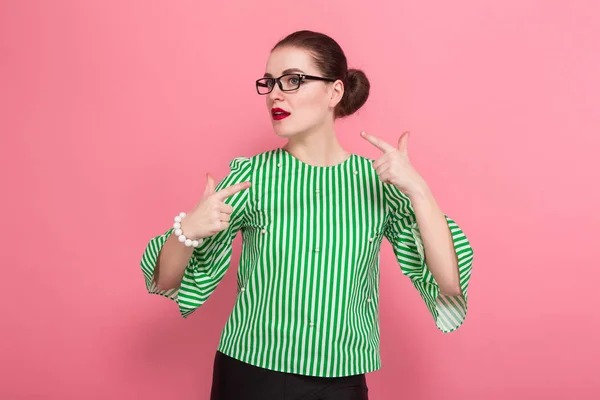 Hermosa Mujer Joven Con Gafas Con Estilo Apuntando Misma — Foto de Stock