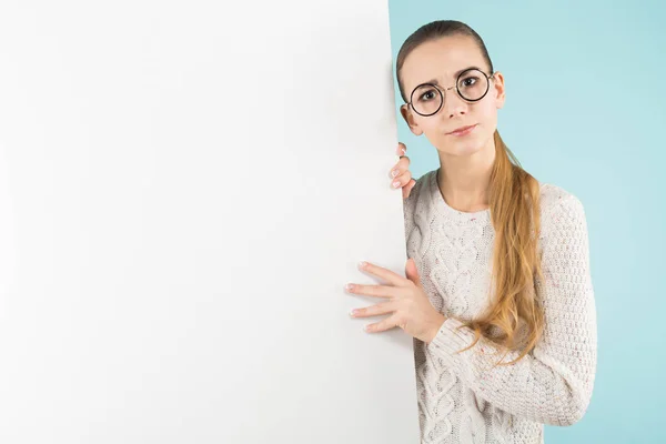 Chica Bonita Gafas Con Estilo Sosteniendo Banner Blanco Contra Fondo — Foto de Stock