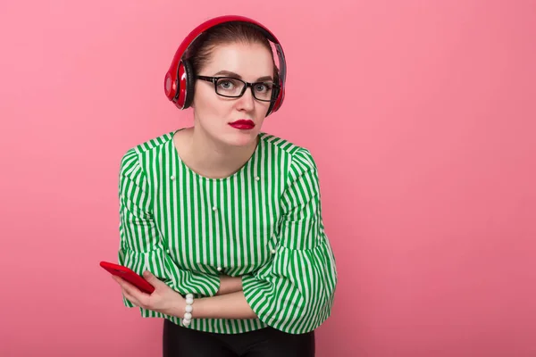 Atractiva Joven Morena Con Auriculares Rojos Sosteniendo Teléfono Inteligente Mirando — Foto de Stock