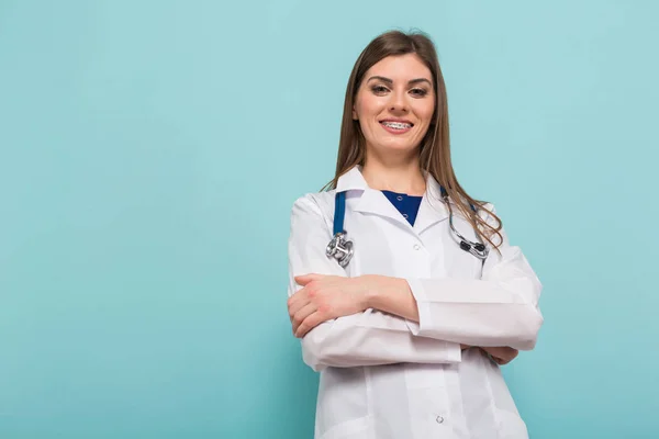 Jeune Médecin Confiante Avec Stéthoscope Regarder Caméra Sur Fond Bleu — Photo