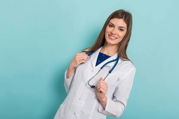 Jeune Médecin Confiante Avec Stéthoscope Regarder Caméra Sur Fond Bleu — Photo