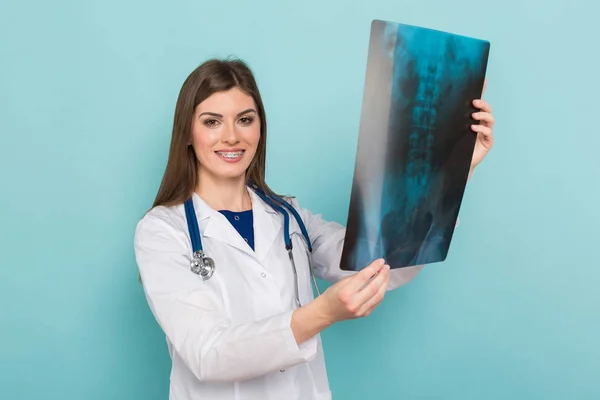 Işını Elinde Stetoskop Ile Kendine Güvenen Genç Bir Kadın Doktor — Stok fotoğraf