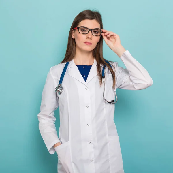 Jovem Médica Confiante Com Estetoscópio Olhando Para Câmera — Fotografia de Stock