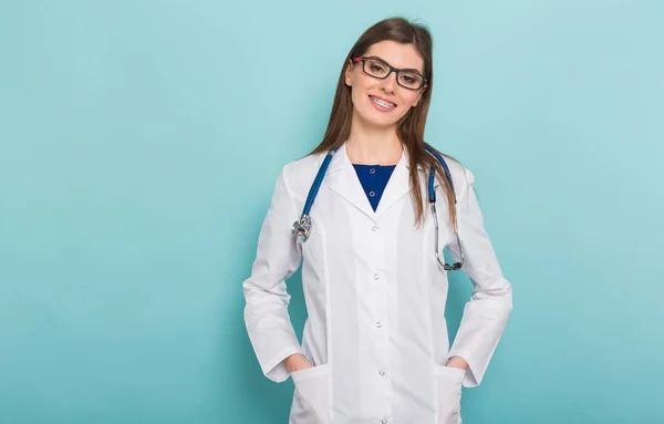 Jeune Médecin Confiante Avec Stéthoscope Regardant Caméra — Photo