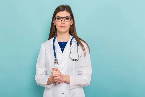 Jovem Médica Confiante Com Estetoscópio Olhando Para Câmera — Fotografia de Stock