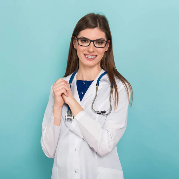 Jeune Médecin Confiante Avec Stéthoscope Souriant Caméra — Photo