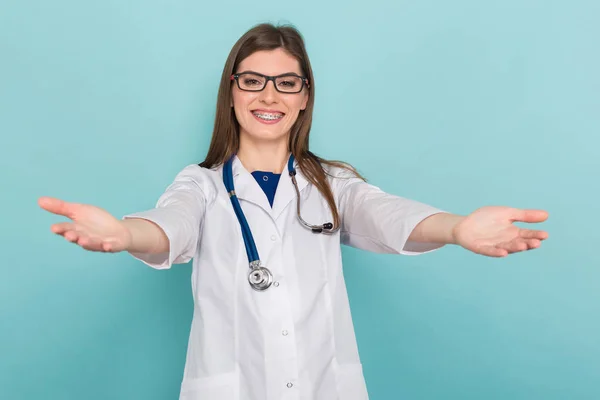 Eccitato Giovane Medico Femminile Con Stetoscopio Sullo Sfondo Blu — Foto Stock