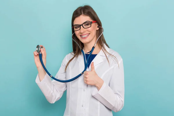 Fiducioso Giovane Medico Donna Con Stetoscopio Sullo Sfondo Blu — Foto Stock