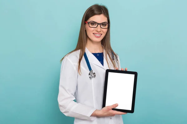 Selbstbewusste Junge Ärztin Mit Stethoskop Leerem Rahmen — Stockfoto