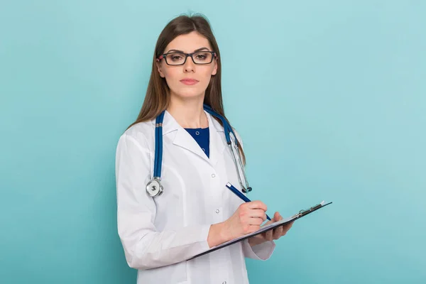 Pano Kalem Tutan Stetoskop Ile Kendine Güvenen Genç Bir Kadın — Stok fotoğraf