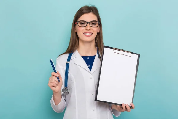 Giovane Medico Donna Fiduciosa Con Stetoscopio Tenere Appunti Penna — Foto Stock