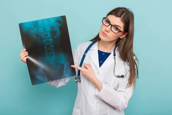 Işını Elinde Stetoskop Ile Kendine Güvenen Genç Bir Kadın Doktor — Stok fotoğraf