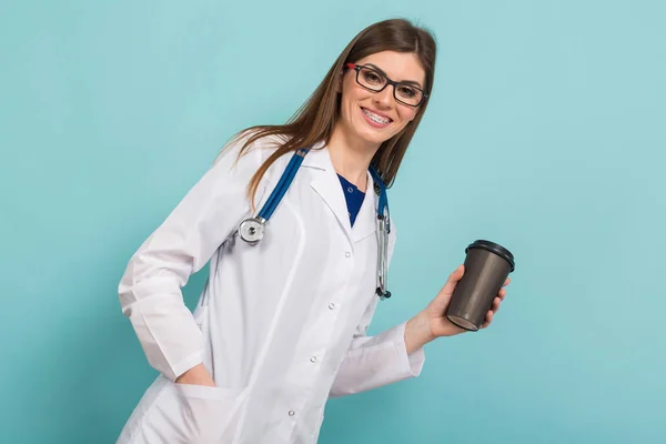 Jovem Médica Confiante Com Estetoscópio Segurando Xícara Café — Fotografia de Stock