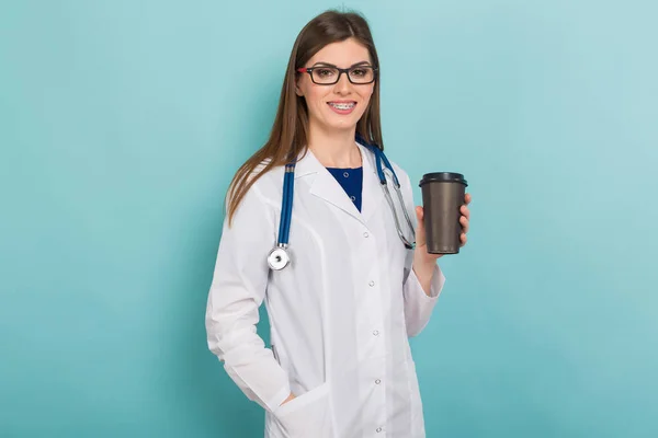 Jovem Médica Confiante Com Estetoscópio Segurando Xícara Café — Fotografia de Stock