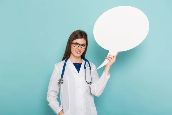 Selbstbewusste Junge Ärztin Mit Stethoskop Hält Leere Papier Sprechblase — Stockfoto