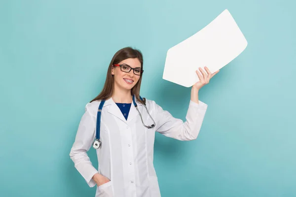 Selbstbewusste Junge Ärztin Mit Stethoskop Der Hand — Stockfoto