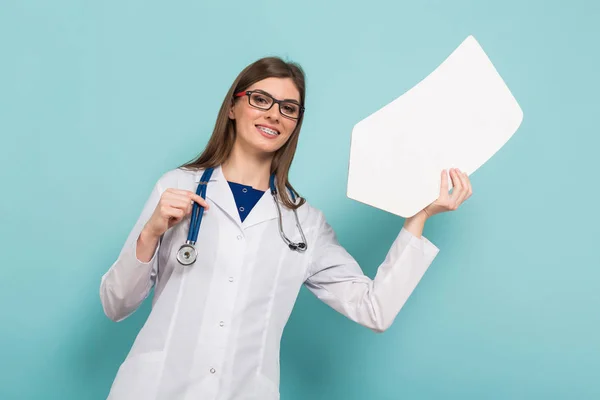 Kendine Güvenen Genç Kadın Doktor Stetoskop Kağıt Holding Ile — Stok fotoğraf