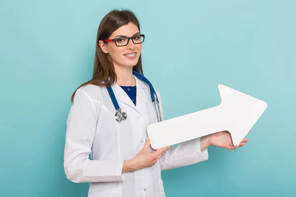 Fiducioso Giovane Medico Donna Con Stetoscopio Con Freccia Carta Mano — Foto Stock