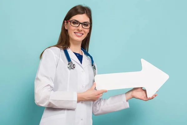 Kendine Güvenen Genç Kadın Doktor Stetoskop Kağıt Holding Ile — Stok fotoğraf