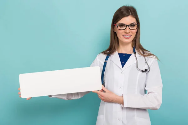 Giovane Medico Donna Fiduciosa Con Stetoscopio Con Banner Bianco — Foto Stock