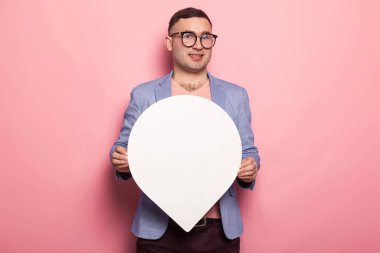 Harita işaretçi şeklinde boş kartı tutan yakışıklı genç 