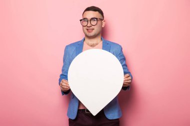 Harita işaretçi şeklinde boş kartı tutan yakışıklı genç 