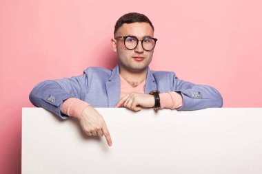 Boş afişini işaret eden yakışıklı genç 