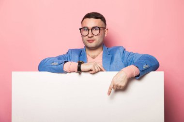 Boş afişini işaret eden yakışıklı genç 