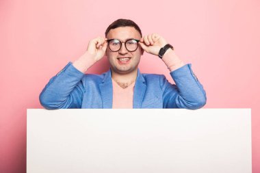 Boş billboard ile şık gözlük yakışıklı genç adam