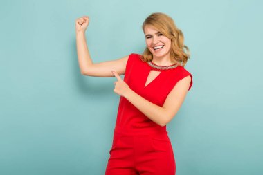 Genç sarışın bir kadın onun pazı mavi arka plan üzerinde gösterilen 