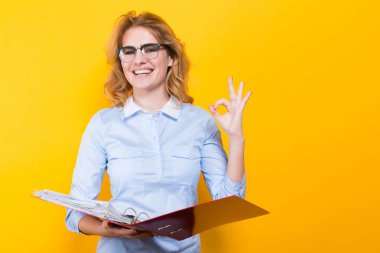 Genç sarışın işkadını withg dosya klasörü ve Tamam jest gösterilen