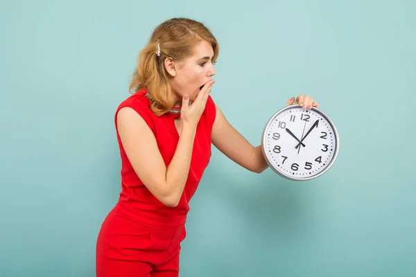 Jeune Femme Blonde Tenant Horloge Sur Fond Bleu Studio — Photo