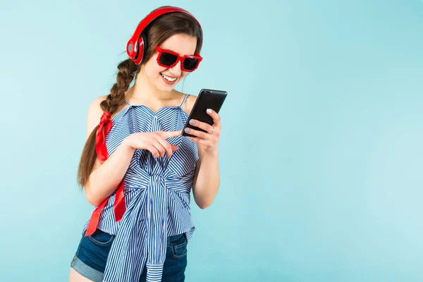 Mooie Brunette Meisje Moderne Hoofdtelefoon Met Haar Smartphone — Stockfoto