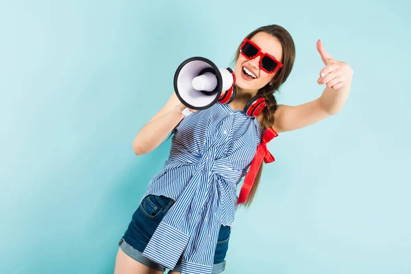 Menina Bonita Morena Feliz Fones Ouvido Modernos Falando Alto Falante — Fotografia de Stock