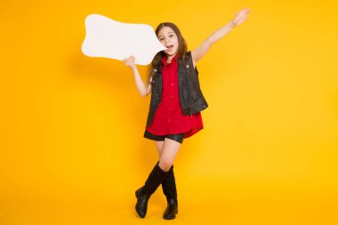 Sevimli küçük esmer kız holding kağıt konuşma balonu