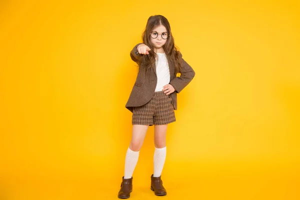 Schattig Klein Brunette Meisje Wijzend Camera Gele Achtergrond — Stockfoto