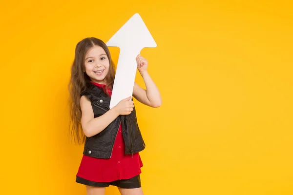 Menina Morena Bonito Segurando Seta Papel Fundo Estúdio Amarelo — Fotografia de Stock