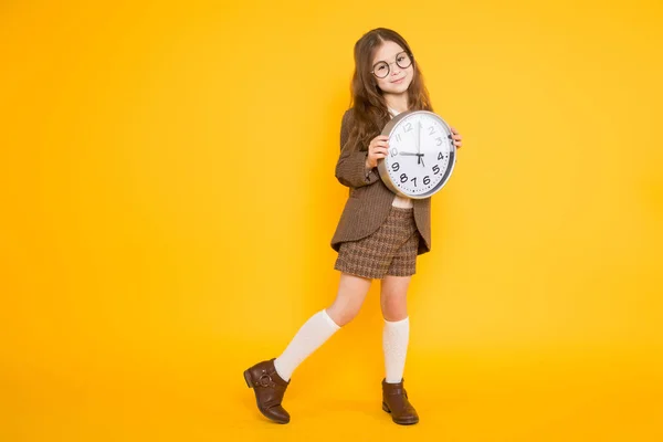 Linda Niña Morena Sosteniendo Reloj Pared Sonriendo Cámara Contra Fondo —  Fotos de Stock