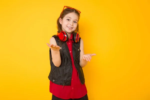 Schattig Klein Brunette Meisje Met Moderne Rode Hoofdtelefoon Gebaren — Stockfoto