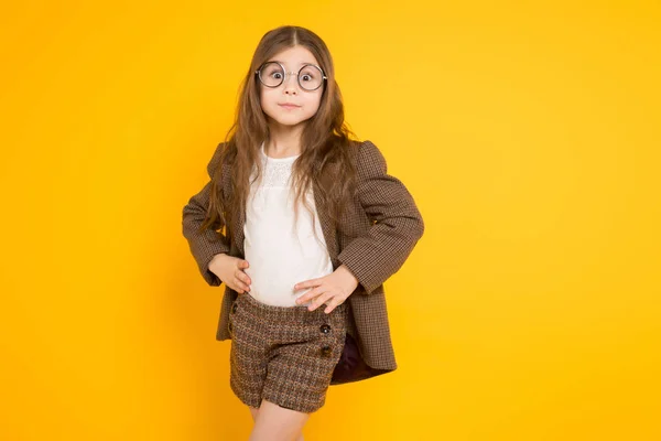 Schattig Klein Brunette Meisje Met Handen Haar Heupen Camera Kijken — Stockfoto