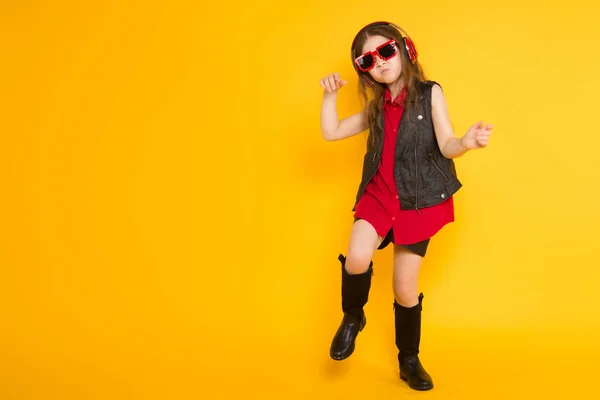Schattig Klein Brunette Meisje Zonnebrillen Moderne Koptelefoon Luisteren Naar Muziek — Stockfoto
