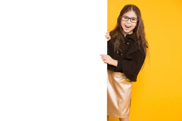Gelukkig Brunette Meisje Met Lege Billboard Gele Achtergrond — Stockfoto