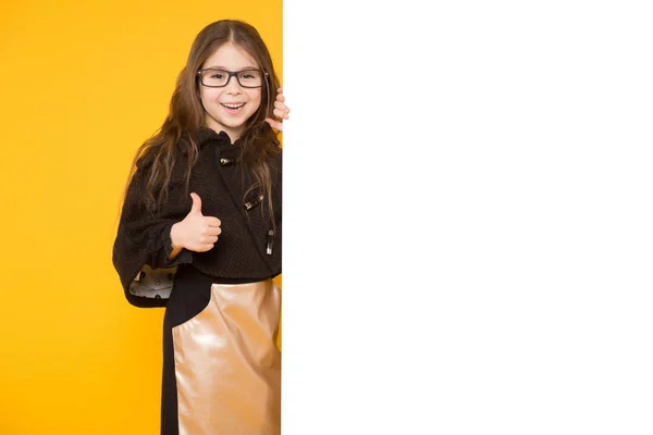 Schattig Klein Brunette Meisje Met Lege Billboard Duim Opdagen Gele — Stockfoto