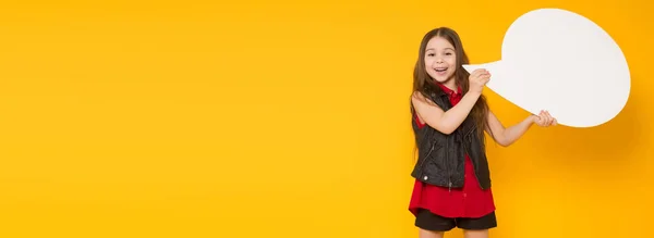 Niedliche Kleine Brünette Mädchen Mit Papier Sprechblase — Stockfoto